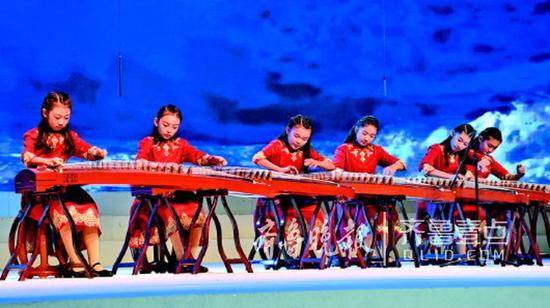 济南外国语学校学生在进行古筝表演。(资料片)学校供图