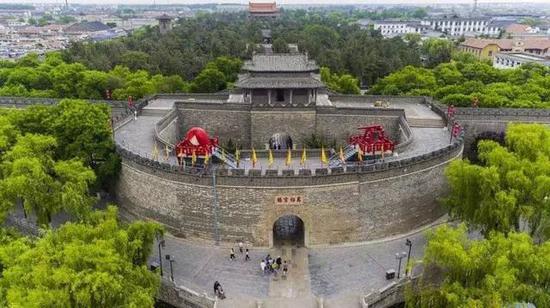 围墙有万仞高,用以称颂孔子学识渊博高深,一般人无法领悟其中的奥妙。