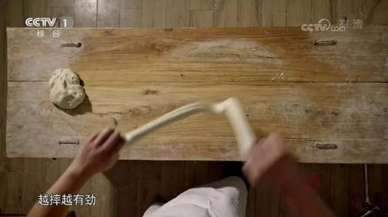 海阳摔面突出一个“摔”字