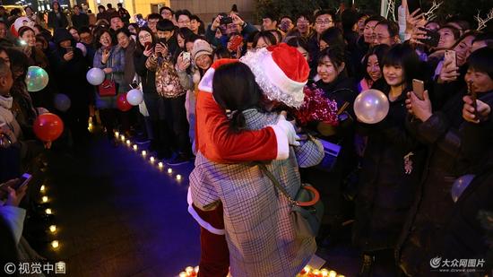 浪漫的现场吸引众多过路人围观祝福。