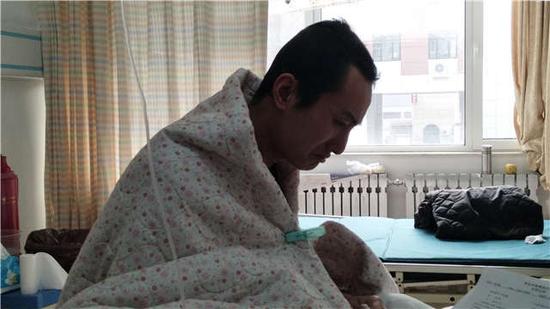 說起父親,學鑫就哭了。