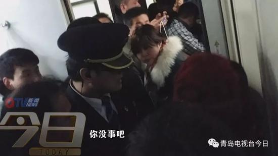 列車長趕到衛生間門前敲門
