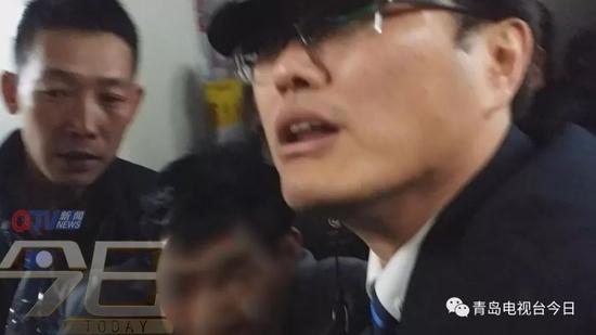 將男旅客扶出衛生間