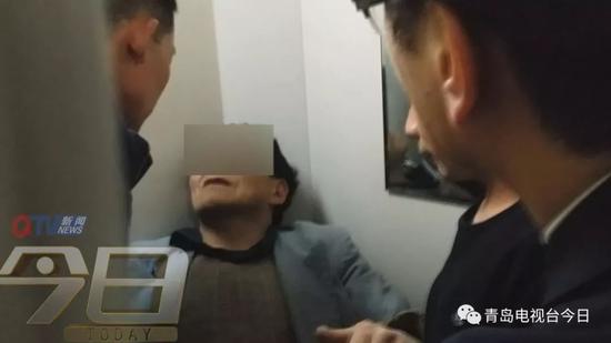 開門后發現男旅客已經暈倒