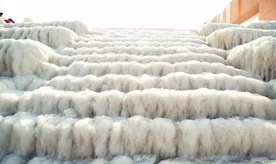 巖石、積雪隨意的堆積,