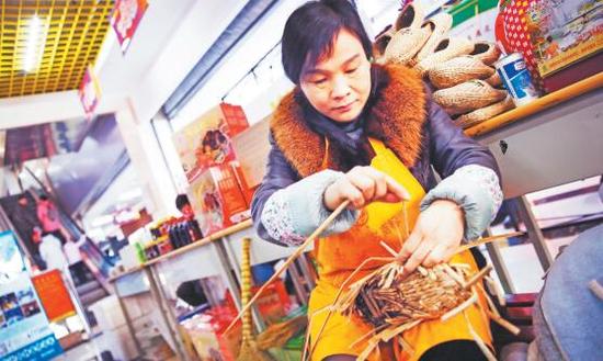 一把把蒲草在手指間上下舞動,一雙令人愛不釋手的蒲草鞋逐漸成型。