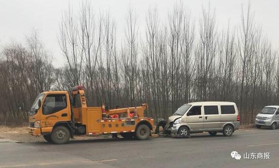        目前，掉入河中的車還未打撈上來。