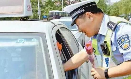 济南交警向礼让行人的司机送花致意
