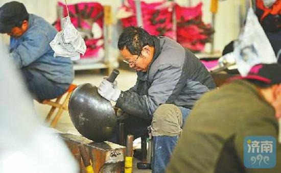 一口好的铁锅需要经过铁匠3万余次锻打才能成形