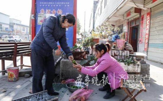 侯艳丽教给母亲择菜，就像哄小孩一样。齐鲁晚报·齐鲁壹点记者 李岩松 摄