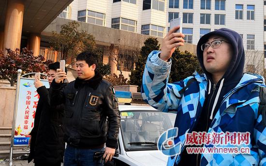 三名市民全程見證。