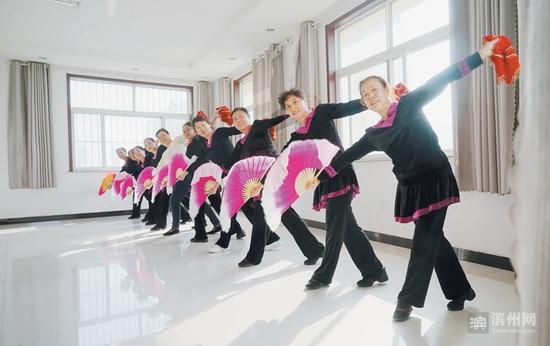 特色服务铸独特品牌 彩虹湖社区获 全国文明单