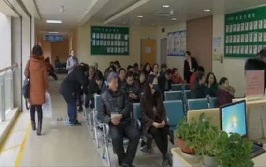 上午10点,在山东省千佛山医院消化科分诊处,就坐满了前来就诊的患者。