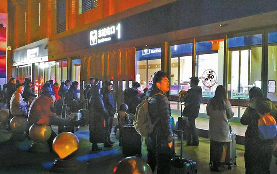 2月23日早上旅客在济南西站等候开门 赵先生供图