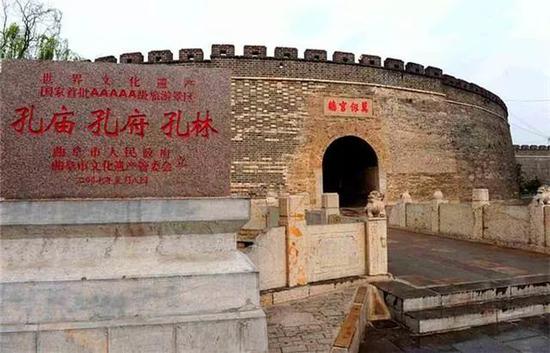 “万仞宫墙”四个朱红大字,十分醒目,其原名仰圣门,是明代曲阜城的正南门。