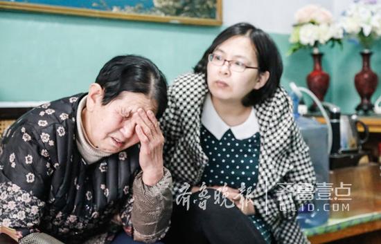 说起张福庆拾荒被撞的经历,妻子非常难过。
