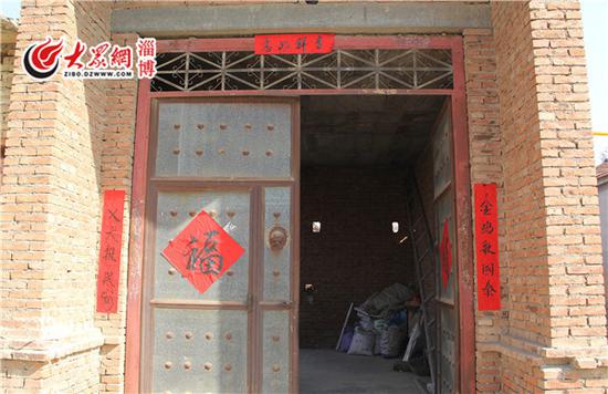 已经贴好的对联和福字