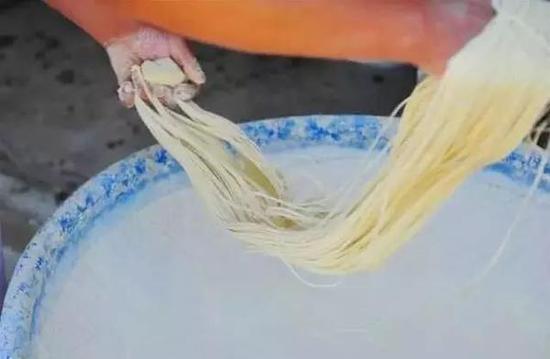 丝面:将条状面对折9—10次,就可出512—1024根面,面丝自然就细。