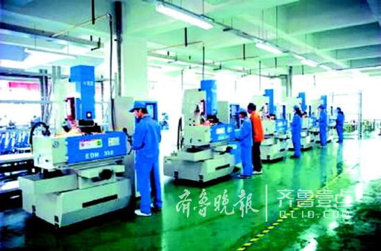 技工院校學生在精密機床上進行生產(chǎn)實訓。(資料片)