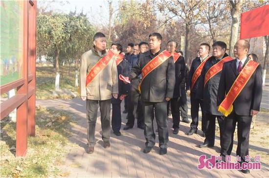 全民普法依法治理領導小組成員參觀法制文化公園展板建設(攝影 王媛)