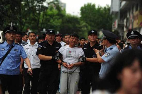 公安人员在黑龙江省哈尔滨市呼兰区一旅馆内将被告人李德彬抓获。
