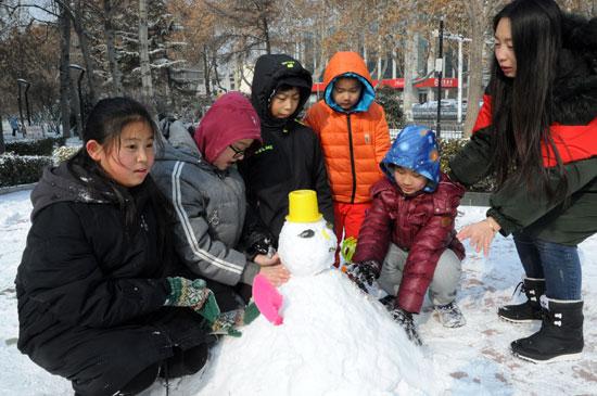 市民在人民公園內(nèi)堆雪人。