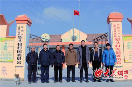 莱阳市龙旺庄堑头村第一书记郑彬勇(右三)与村支书等人合影(记者 王艳 摄)