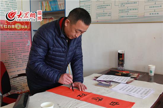 书法家正在书写春联