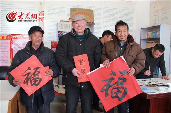 已领到福字和春联的村民