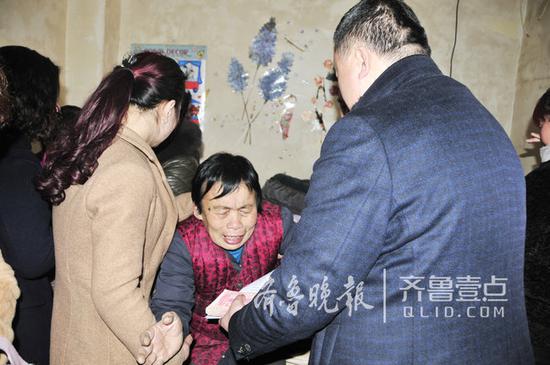 20多位同行将善款送给马祥的母亲。