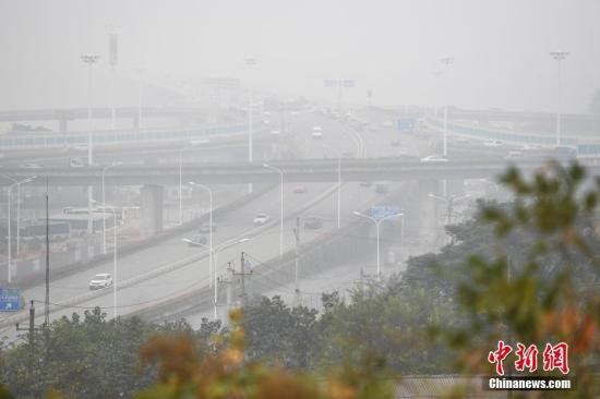 资料图：雾霾天气。 杨华峰 摄