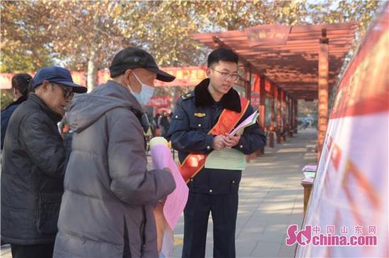 桓臺縣交通運輸局工作人員為市民講解法律知識(攝影 王媛)