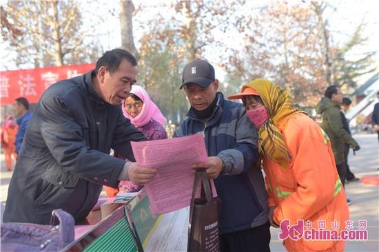 全縣50余家執(zhí)法單位參與活動為市民送文化大餐(攝影 王媛)
