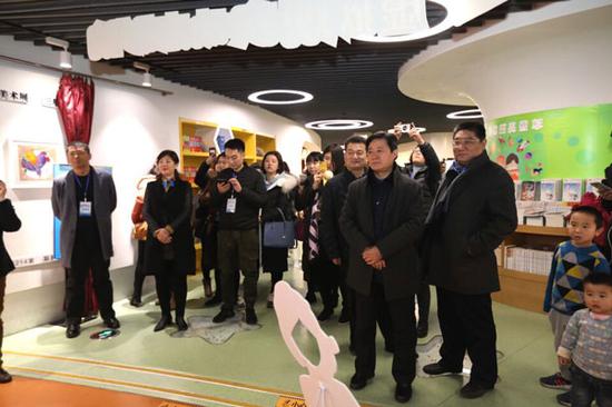 “第十三届中国网络媒体山东行”采访团记者在山东书城采访。