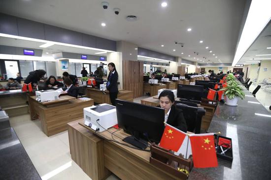 济南市政务服务中心业务办理窗口。