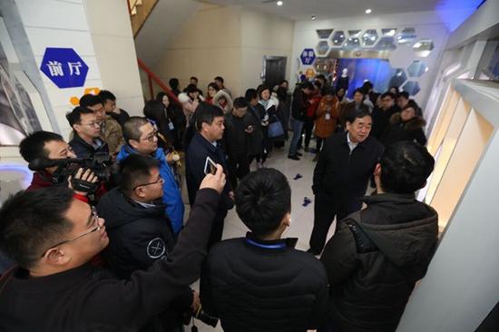 采访团在圣泉集团产品展厅进行采访。