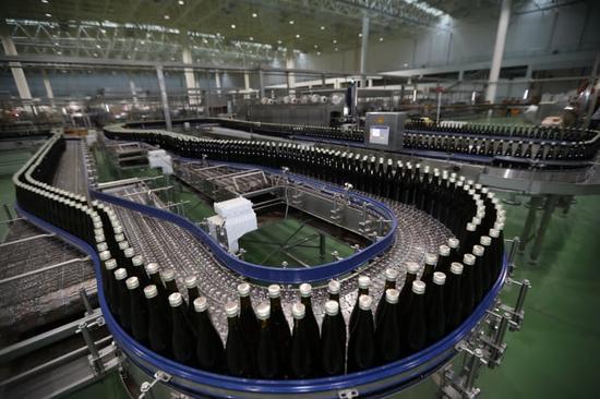 张裕国际葡萄酒城灌装车间内的白兰地灌装线。