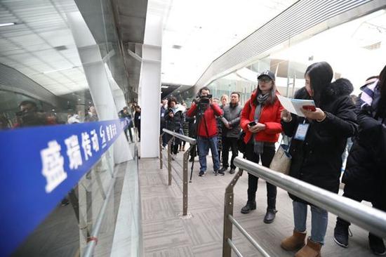 采访团参观盛瑞传动的生产车间。