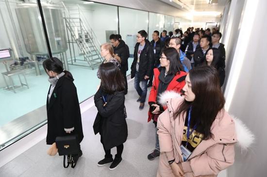 采访团参观齐鲁制药集团生产车间。