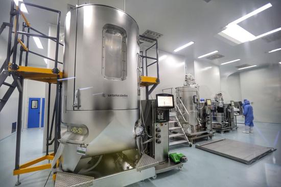 荣昌生物制药有限公司实验室内的生物反应器。