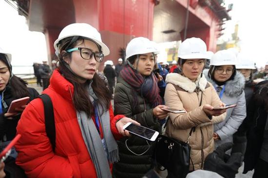 采访团记者在中集来福士进行采访。