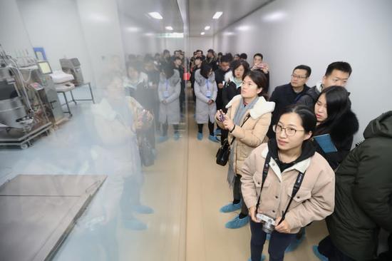 采访团参观荣昌生物制药有限公司的生物实验室。