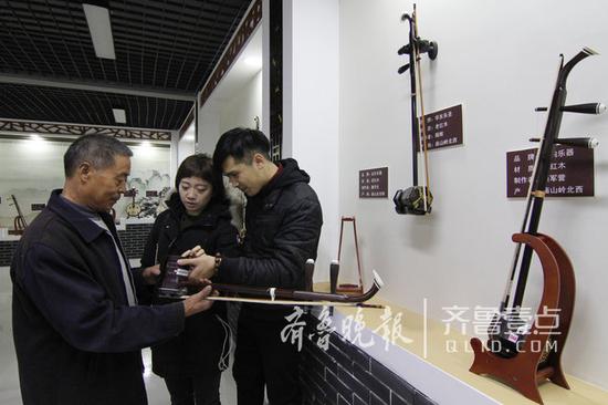 高振保向游客讲解二胡历史