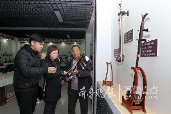 高振保向游客讲解二胡历史