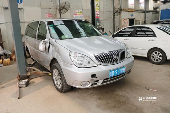 民警在修理厂找到逃逸车,右轮被撞掉