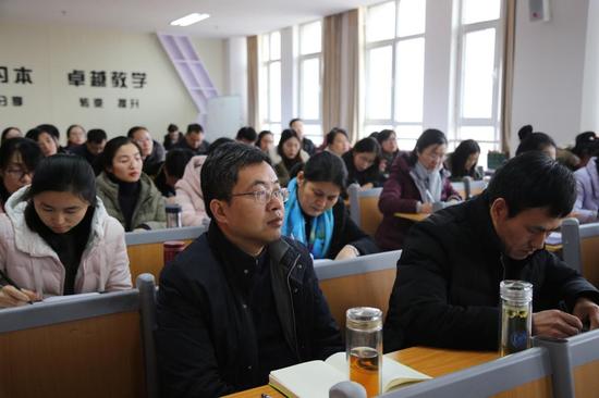 學員們認真聽講