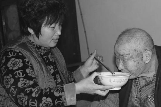 張洪燕給老人喂飯