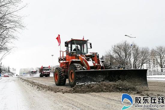 机械清推积雪厚迅速撒布防滑材料