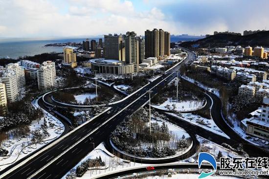 观海路金沟寨立交桥附近路段实现雪霁路清