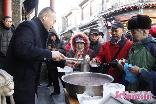 每年济南芙蓉街关帝庙都会免费向市民布腊八粥